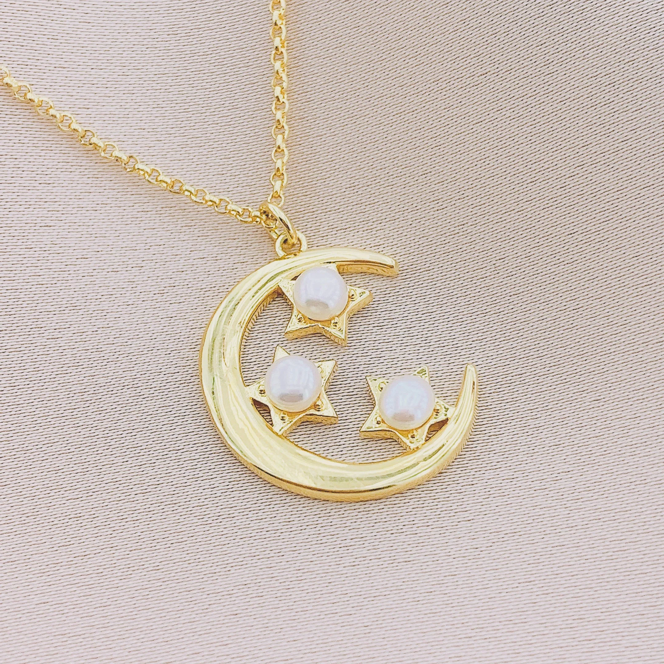 Women's  Pearl Crescent Moon Necklace